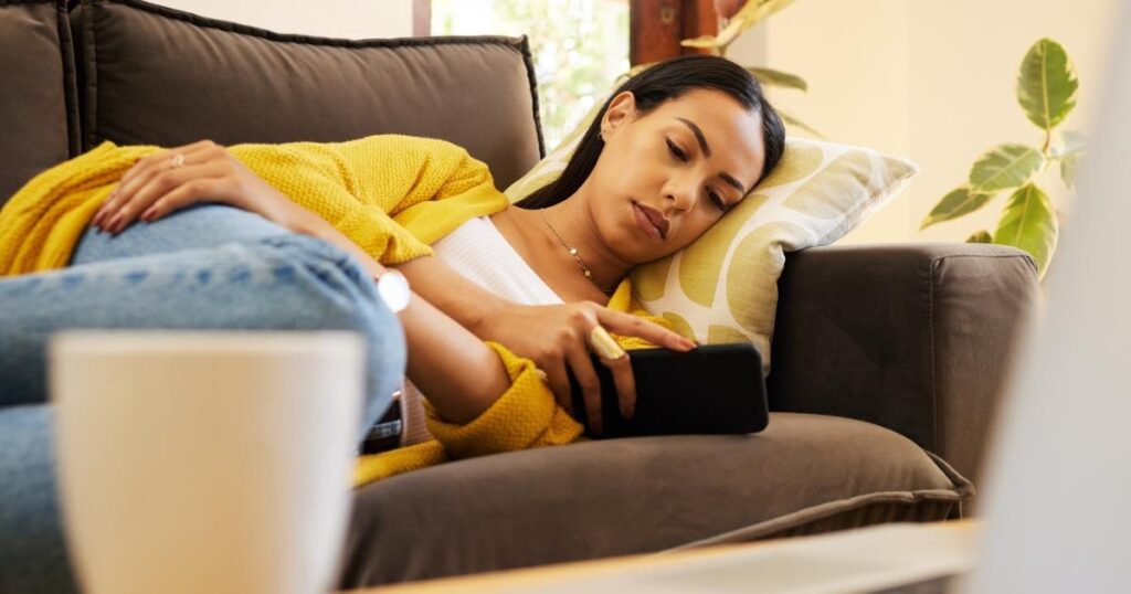 Sono ruim, estresse e telas: o impacto do estilo de vida moderno na saúde cerebral